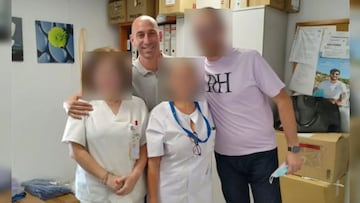 Luis Rubiales posa con los sanitarios que han atendido a su madre en el hospital tras declararse en huelga de hambre.
