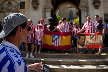 Imágenes de las aficiones del Atlético de Madrid y Real Sociedad en las calles de Sevilla a horas de disputarse la Final de la Copa del Rey.