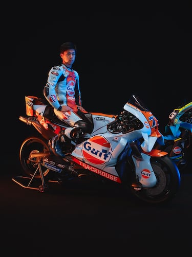 El equipo estadounidense desveló las nuevas decoraciones de sus motos para 2026, fieles a la identidad que les llevó al éxito el año pasado. El azul, el negro y el amarillo fluorescente vuelven a dominar una imagen ahora más agresiva gracias al acabado mate y a los nombres de los pilotos en los carenados, en una puesta en escena que refuerza el espíritu continuista de la marca.