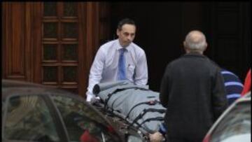 EL CUERPO SIN VIDA DE YAGO LAMELA ES SACADO POR TRABAJADORES DE LA FUNERARIA DEL DOMICILIO DE SUS PADRES.
