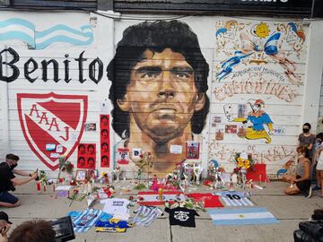 Aficionados se reúnen a las puertas del estadio Diego Armando Maradona, en el barrio de La Paternal.