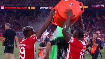 Un contundente 0-3 ante Vélez los puso a celebrar de esta manera con Eduardo Domínguez.
