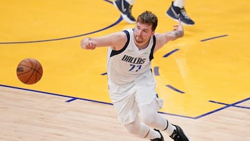 Dallas Mavericks guard Luka Doncic (77)