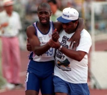 Derek Redmond protagonizó una de las imágenes más conmovedoras de los Juegos Olímpicos de Barcelona 1992. El atleta británico se lesionó en la prueba de los 400 metros, le era imposible terminar la carrera, pero su padre entró a la pista y juntos terminaron la prueba. 