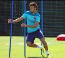 Neymar pisa césped y entrena al margen con Piqué y Alba