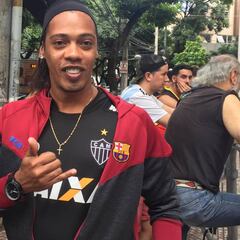 El doble oficial de Ronaldinho que idolatra a Lionel Messi