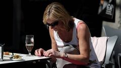 Una mujer toma una cerveza en una terraza de Madrid.