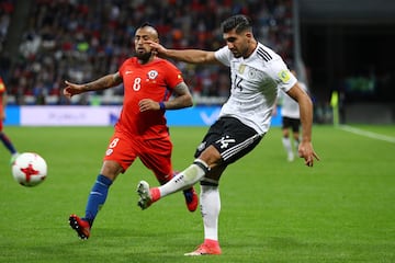 KAZAN, RUSSIA - JUNE 22: Emre Can ofGermany  crosses the ball while under pressure from Arturo Vidal of Chile during the FIFA Confederations Cup Russia 2017 Group B match between Germany and Chile at Kazan Arena on June 22, 2017 in Kazan, Russia.  (Photo by Ian Walton/Getty Images)