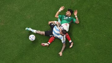 El jugador mexicano, Alexis Vega y el jugador argentino, Rodrigo De Paul, en el suelo tras una entrada del mexicano. 
 
