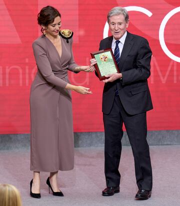 La presidenta de la Comunidad de Madrid, Isabel Díaz Ayuso (i), entrega el galardón concedido a la Sociedad de Condueños de los edificios que fueron Universidad de Alcalá, al presidente de la sociedad, José Félix Huerta.