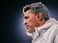 El ex pastor del Rebaño fue elegido por Ajax para cerrar la temporada en la Eredivisie tras su paso por el filial y la salida de Fred Grim.