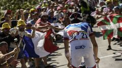 El ciclista francés Thibaut Pinot asciende las rampas del Alpe d'Huez en el Tour de Francia 2015.