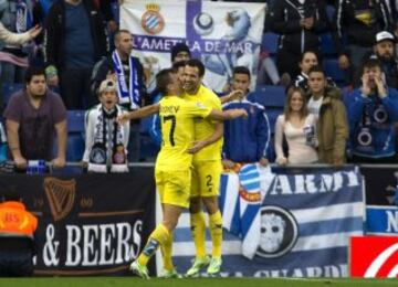 El defensa del Villarreal Mario Gaspar celebra con sus compañeros el gol marcado al RCD Espanyol, durante el partido de la undécima jornada de liga de Primera División que ambos equipos disputan hoy en el estadio Cornellà-El Prat. 