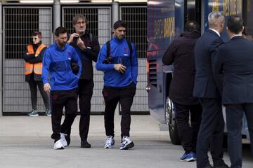 Barcelona leaving Camp Nou for the hotel, with Leo Messi and Luis Suárez leading the way.