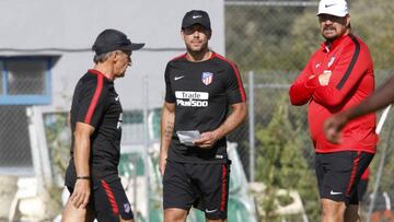 Simeone entre el Profe y el Mono Burgo la temporada pasada en Los &Aacute;ngeles de San Rafael, donde el Atl&eacute;tico este a&ntilde;o no har&aacute; la pretemporada. 
 
 
 