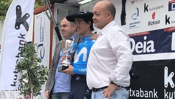 El ciclista colombiano del Movistar Carlos Betancur posa con la txapela y el trofeo de campeón de la Klasika Primavera de Amorebieta 2019.