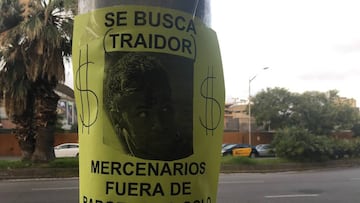 Los carteles en los que llaman traidor a Neymar, en las inmediaciones del Camp Nou.