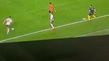 El partido más raro de Paulo Díaz: ¡un árbitro metió a propósito un balón a la cancha!