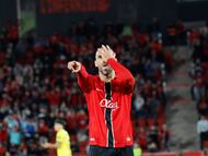 PALMA DE MALLORCA, 09/11/2025.- El delantero kosovar del Mallorca Vedat Muriqi celebra tras anotar el primer gol de su equipo durante el partido de la jornada 12 de LaLiga EA Sports que el RCD Mallorca y el Getafe CF disputan este domingo, en el estadio de Son Moix en Palma de Mallorca. EFE/ Cati Cladera
