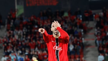 PALMA DE MALLORCA, 09/11/2025.- El delantero kosovar del Mallorca Vedat Muriqi celebra tras anotar el primer gol de su equipo durante el partido de la jornada 12 de LaLiga EA Sports que el RCD Mallorca y el Getafe CF disputan este domingo, en el estadio de Son Moix en Palma de Mallorca. EFE/ Cati Cladera