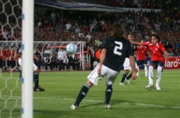 15 de octubre de 2008: Chile vence a Argentina por primera vez en partidos oficiales. Fue 1-0 con gol de Fabián Orellana en el estadio Nacional, por las Eliminatorias de Sudáfrica 2010.
