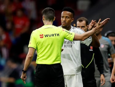 Busquets Ferrer, árbitro balear encargado de dirigir el derbi, durante la mitad de la segunda parte decidió parar el encuentro durante unos minutos. El motivo fue la insistencia por parte de un fondo del Metropolitano en lanzar objetos al guardameta del Real Madrid, Thibaut Courtois.