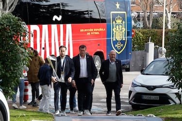 El capitán de la Selección, Mario Rivillos, junto al seleccionador Jesús Velasco y el presidente de la RFEF, Rafael Louzán.