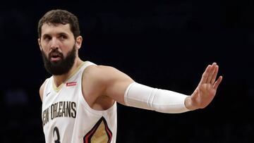 JSX03 - BROOKLYN (EE.UU.), 10/2/2018.- Nikola Mirotic de New Orleans Pelicans en acción ante Brooklyn Nets hoy, sábado 10 de febrero de 2018, durante su juego de la NBA en Brooklyn, New York (EE.UU.). EFE/ JASON SZENES