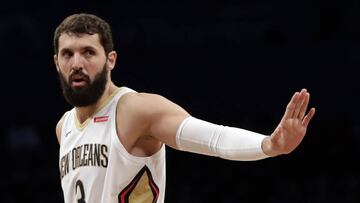 JSX03 - BROOKLYN (EE.UU.), 10/2/2018.- Nikola Mirotic de New Orleans Pelicans en acci&oacute;n ante Brooklyn Nets hoy, s&aacute;bado 10 de febrero de 2018, durante su juego de la NBA en Brooklyn, New York (EE.UU.). EFE/ JASON SZENES