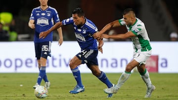 AMDEP3900. MEDELLÍN (COLOMBIA), 23/11/2023.- Jhon Duque (d) de Nacional disputa el balón con David Macalister Silva de Millonarios hoy, en la final de la Copa Colombia entre Atlético Nacional y Millonarios en el estadio Atanasio Girardot en Medellín (Colombia). EFE/ Luis Eduardo Noriega Arboleda
