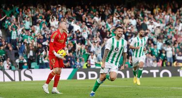 El jugador del Real Betis, Aitor Ruibal, celebra el empate ante el Real Madrid. 



