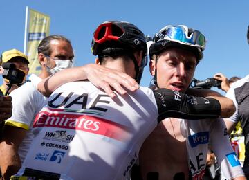 Pogacar, completamente exhausto, es reconfortado por su compañero Adam Yates después de la etapa 17.