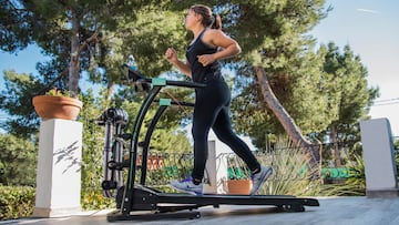 Ahorra 149 euros en esta cinta de correr plegable con cinturón de masaje y mancuernas