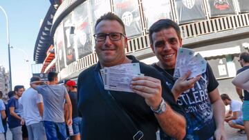 Aficionados con entradas para el derbi.