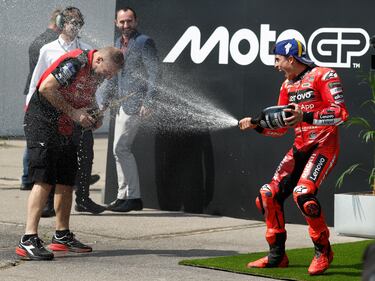Marc Márquez celebra en el podio con el trofeo que le acredita como vencedor de la carrera del GP de la República Checa.