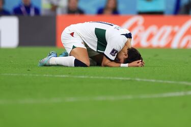 El jugador portugués João Félix se lamenta de la eliminación de Portugal. 