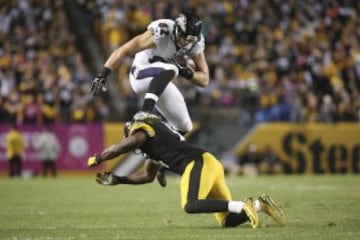 El tight end de Ravens, Nick Boyle, jugó en detrimento de GIlmore, en esta imagen le vemos pasando por encima del linebacker Lawrence Timmons.