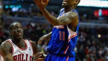 Jamal Crawford entra a canasta ante la defensa de Tony Snell.