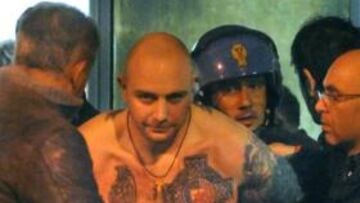 <b>IVAN BOGDANOV, EL JEFE RADICAL CON LA BOMBA TATUADA</b> El ultra serbio arrestado la noche del martes en Génova se llama Ivan Bogdanov. Es, a sus 29 años, uno de los jefes históricos de los grupos radicales del Estrella Roja de Belgrado. En el pectoral diestro tiene tatuada una bomba de mano y en un bíceps 1389, año de la batalla perdida por los serbios ante Turquía que marca el inicio del espíritu ultranacionalista.