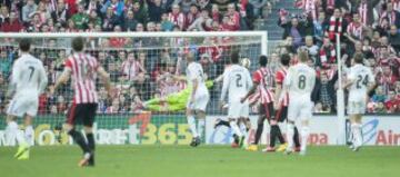 Aduriz marca el 1-0.