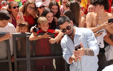 El peleador Ilia Topuria se hace un selfie sonriente junto a una familia de aficionados de Boadilla del Monte.


