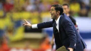 Marcelino da instrucciones durante el partido ante el Real Madrid en El Madrigal. 