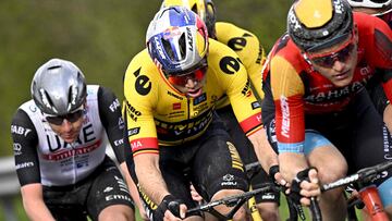 Los ciclistas Tadej Pogacar, Wout van Aert y Matej Mohoric compiten durante la E3 Saxo Bank Classic.