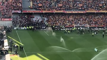 Otra gran pelea en la Ligue 1 que obligó a detener por momentos el partido entre Lens y Lille