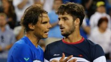 Amigos. Nadal y Feliciano se saludan tras acabar el partido. 