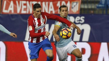 Fernando Torres y Jonny pugna por el balón durante el partido entre el Atlético y el Celta en el Vicente Calderón el 12 de febrero del 2017.