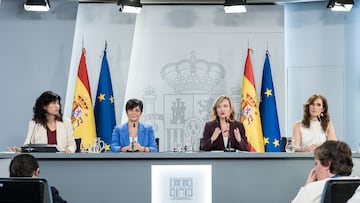 (I-D) La ministra de Igualdad, Ana Redondo; la ministra de Vivienda y Agenda Urbana, Isabel Rodríguez; la ministra de Educación Formación Profesional y Deportes y portavoz del Gobierno, Pilar Alegría, y la ministra de Sanidad, Mónica García, durante la rueda de prensa posterior a la reunión del Consejo de Ministros, en el Palacio de la Moncloa, a 14 de octubre de 2025, en Madrid (España). Sumar y PSOE han encauzado durante esta mañana posturas para la redacción de la reforma constitucional con vistas a blindar el derecho a la interrupción voluntaria del embarazo, después de las advertencias del socio minoritario de que no valían planteamientos insuficientes en relación al aborto.
14 OCTUBRE 2025
Diego Radamés / Europa Press
14/10/2025
