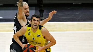 El pívot georgiano del Iberostar Tenerife, Gio Shermadini, trata de superar la defensa del pívot checo del Retabet Bilbao Basket, Ondrej Balvin, durante la disputa del primer partido de la tercera jornada del grupo A de la fase final de la Liga ACB en el pabellón de la Fuente de San Luis de Valéncia