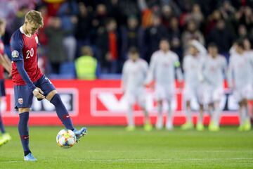 Oslo (Norway), 05/06/2019.- Norway's Martin Oedegaard, reacts while the Spanish players celebrate after a goal during the UEFA Euro 2020 qualifying Group F soccer match between Norway and Spain at Ullevaal Stadium in Oslo, Norway 12 October 2019. (Noruega