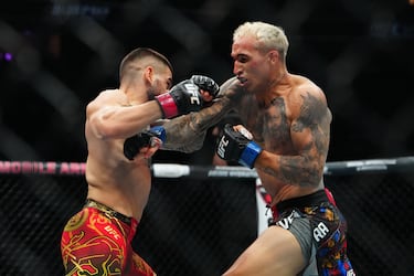 Ambos salieron con todo desde que sonó la campana, con intercambios brutales que podrían haber tirado a cualquiera. 